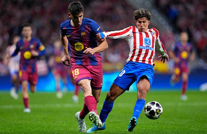 Trung vệ: Gerard Martin – 7.0 điểm. Martin cho thấy sự điềm tĩnh đáng kinh ngạc trong một trận đấu lớn. Anh có pha cản phá xuất thần để từ chối bàn thắng của Antoine Griezmann trong hiệp một. Khả năng chuyền bóng chính xác và sự quyết đoán trong các tình huống tranh chấp 50-50 là điểm cộng lớn của anh.

Hậu vệ trái: Joao Cancelo – 7.0 điểm. Tuyển thủ người Bồ Đào Nha luôn chủ động dâng cao để hỗ trợ tấn công và tạo ra sự đột biến bên hành lang cánh trái. Mặc dù vậy, trong một ngày mà hàng thủ Atletico lùi sâu, các quả tạt và đường chuyền cuối cùng của anh vẫn thiếu đi một chút sắc lẹm để thành bàn.

Tiền vệ trung tâm: Gavi – 6.8 điểm. Vừa trở lại sau chấn thương, Gavi cho thấy nguồn năng lượng vô tận khi có mặt ở mọi điểm nóng trên sân. Anh không ngại va chạm để đánh chặn và giúp Barca kiểm soát tuyến giữa, dù tấm thẻ vàng trong hiệp hai phần nào hạn chế sự xông xáo của anh trước khi rời sân.

Tiền vệ trung tâm: Pedri – 7.1 điểm. Pedri vẫn là linh hồn trong lối chơi của Blaugrana với khả năng thoát pressing và điều tiết nhịp độ thượng thặng. Dù có phần hụt hơi trong các cuộc đấu thể lực ở hiệp hai trước sức ép của đội chủ nhà, những đường chuyền của anh vẫn mang lại sự an tâm tuyệt đối.

Tiền đạo cánh phải: Lamine Yamal – 8.3 điểm. Một màn trình diễn đẳng cấp thế giới của tài năng trẻ này. Yamal nổ súng ngay phút thứ 4 sau pha xử lý tinh tế và luôn là mối đe dọa thường trực bên cánh phải. Anh chính là nhân tố chính trong hầu hết các đợt hãm thành nguy hiểm của Barca.


Tiền vệ tấn công: Dani Olmo – 7.4 điểm. Olmo đã có pha kiến tạo thông minh để Ferran Torres ghi bàn thắng thứ hai. Khả năng di chuyển giữa các tuyến và kết nối với bộ ba tấn công của anh rất ấn tượng, dù lẽ ra Olmo có thể tự điền tên mình lên bảng tỉ số nếu chắt chiu hơn.

Tiền đạo cánh trái: Fermin Lopez – 6.7 điểm. Fermin là mắt xích kém hiệu quả nhất trong hệ thống tấn công của Barcelona trận này. Dù di chuyển không bóng rất nỗ lực, anh đã bỏ lỡ một cơ hội mười mươi từ cú đánh đầu cận thành và không tạo ra nhiều đột biến như các đồng đội.

Tiền đạo cắm: Ferran Torres – 8.3 điểm. Torres đã chứng minh quyết định để anh đá chính là hoàn toàn đúng đắn. Với một pha kiến tạo cho Yamal và một bàn thắng đẹp mắt sau đó 20 phút, Torres là mũi nhọn nguy hiểm nhất của Barca trước khi bị VAR từ chối một bàn thắng khác do lỗi việt vị.