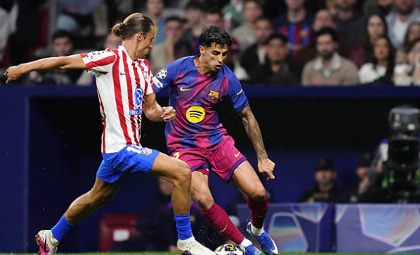 Hậu vệ trái: Joao Cancelo – 7.0 điểm. Tuyển thủ người Bồ Đào Nha luôn chủ động dâng cao để hỗ trợ tấn công và tạo ra sự đột biến bên hành lang cánh trái. Mặc dù vậy, trong một ngày mà hàng thủ Atletico lùi sâu, các quả tạt và đường chuyền cuối cùng của anh vẫn thiếu đi một chút sắc lẹm để thành bàn.

Tiền vệ trung tâm: Gavi – 6.8 điểm. Vừa trở lại sau chấn thương, Gavi cho thấy nguồn năng lượng vô tận khi có mặt ở mọi điểm nóng trên sân. Anh không ngại va chạm để đánh chặn và giúp Barca kiểm soát tuyến giữa, dù tấm thẻ vàng trong hiệp hai phần nào hạn chế sự xông xáo của anh trước khi rời sân.

Tiền vệ trung tâm: Pedri – 7.1 điểm. Pedri vẫn là linh hồn trong lối chơi của Blaugrana với khả năng thoát pressing và điều tiết nhịp độ thượng thặng. Dù có phần hụt hơi trong các cuộc đấu thể lực ở hiệp hai trước sức ép của đội chủ nhà, những đường chuyền của anh vẫn mang lại sự an tâm tuyệt đối.

Tiền đạo cánh phải: Lamine Yamal – 8.3 điểm. Một màn trình diễn đẳng cấp thế giới của tài năng trẻ này. Yamal nổ súng ngay phút thứ 4 sau pha xử lý tinh tế và luôn là mối đe dọa thường trực bên cánh phải. Anh chính là nhân tố chính trong hầu hết các đợt hãm thành nguy hiểm của Barca.


Tiền vệ tấn công: Dani Olmo – 7.4 điểm. Olmo đã có pha kiến tạo thông minh để Ferran Torres ghi bàn thắng thứ hai. Khả năng di chuyển giữa các tuyến và kết nối với bộ ba tấn công của anh rất ấn tượng, dù lẽ ra Olmo có thể tự điền tên mình lên bảng tỉ số nếu chắt chiu hơn.

Tiền đạo cánh trái: Fermin Lopez – 6.7 điểm. Fermin là mắt xích kém hiệu quả nhất trong hệ thống tấn công của Barcelona trận này. Dù di chuyển không bóng rất nỗ lực, anh đã bỏ lỡ một cơ hội mười mươi từ cú đánh đầu cận thành và không tạo ra nhiều đột biến như các đồng đội.

Tiền đạo cắm: Ferran Torres – 8.3 điểm. Torres đã chứng minh quyết định để anh đá chính là hoàn toàn đúng đắn. Với một pha kiến tạo cho Yamal và một bàn thắng đẹp mắt sau đó 20 phút, Torres là mũi nhọn nguy hiểm nhất của Barca trước khi bị VAR từ chối một bàn thắng khác do lỗi việt vị.