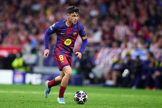 Tiền vệ trung tâm: Pedri – 7.1 điểm. Pedri vẫn là linh hồn trong lối chơi của Blaugrana với khả năng thoát pressing và điều tiết nhịp độ thượng thặng. Dù có phần hụt hơi trong các cuộc đấu thể lực ở hiệp hai trước sức ép của đội chủ nhà, những đường chuyền của anh vẫn mang lại sự an tâm tuyệt đối.

Tiền đạo cánh phải: Lamine Yamal – 8.3 điểm. Một màn trình diễn đẳng cấp thế giới của tài năng trẻ này. Yamal nổ súng ngay phút thứ 4 sau pha xử lý tinh tế và luôn là mối đe dọa thường trực bên cánh phải. Anh chính là nhân tố chính trong hầu hết các đợt hãm thành nguy hiểm của Barca.


Tiền vệ tấn công: Dani Olmo – 7.4 điểm. Olmo đã có pha kiến tạo thông minh để Ferran Torres ghi bàn thắng thứ hai. Khả năng di chuyển giữa các tuyến và kết nối với bộ ba tấn công của anh rất ấn tượng, dù lẽ ra Olmo có thể tự điền tên mình lên bảng tỉ số nếu chắt chiu hơn.

Tiền đạo cánh trái: Fermin Lopez – 6.7 điểm. Fermin là mắt xích kém hiệu quả nhất trong hệ thống tấn công của Barcelona trận này. Dù di chuyển không bóng rất nỗ lực, anh đã bỏ lỡ một cơ hội mười mươi từ cú đánh đầu cận thành và không tạo ra nhiều đột biến như các đồng đội.

Tiền đạo cắm: Ferran Torres – 8.3 điểm. Torres đã chứng minh quyết định để anh đá chính là hoàn toàn đúng đắn. Với một pha kiến tạo cho Yamal và một bàn thắng đẹp mắt sau đó 20 phút, Torres là mũi nhọn nguy hiểm nhất của Barca trước khi bị VAR từ chối một bàn thắng khác do lỗi việt vị.