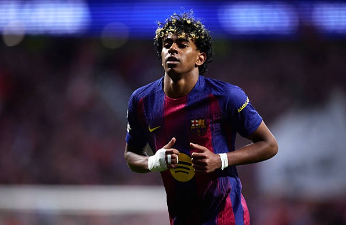 Tiền đạo cánh phải: Lamine Yamal – 8.3 điểm. Một màn trình diễn đẳng cấp thế giới của tài năng trẻ này. Yamal nổ súng ngay phút thứ 4 sau pha xử lý tinh tế và luôn là mối đe dọa thường trực bên cánh phải. Anh chính là nhân tố chính trong hầu hết các đợt hãm thành nguy hiểm của Barca.