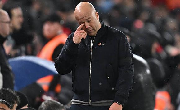 Arne Slot thất vọng sau trận thua của Liverpool tại Champions League.