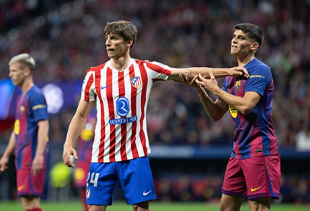 Trung vệ: Robin Le Normand – 5.8 điểm Le Normand thi đấu thiếu sự liên kết cần thiết với các đồng đội. Anh mắc lỗi trực tiếp trong việc kèm người ở bàn thua đầu tiên và tỏ ra lúng túng trước áp lực pressing tầm cao từ phía đối thủ. Dù nỗ lực hơn trong hiệp hai, nhưng điểm số dưới trung bình là hệ quả của một trận đấu thiếu an toàn.