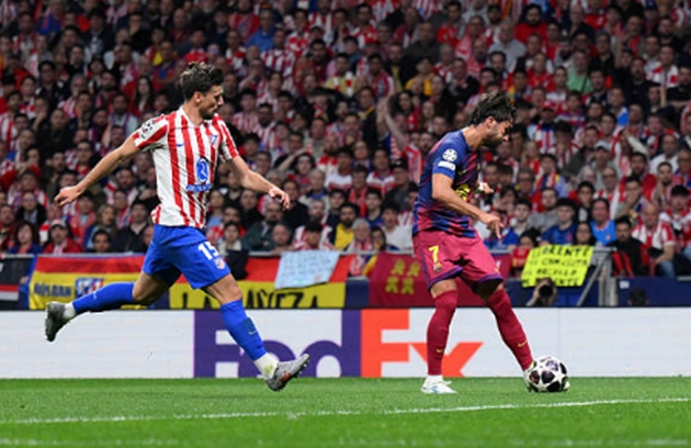 Trung vệ: Clement Lenglet – 5.7 điểm Gặp lại đội bóng chủ quản, Lenglet đã có màn trình diễn dưới kỳ vọng. Những pha xử lý chậm chạp và thiếu quyết đoán của trung vệ người Pháp là nguyên nhân chính dẫn đến sự sụp đổ sớm của hệ thống phòng ngự Atletico. Anh cần cảm ơn các đồng đội trên hàng công vì sai lầm của mình không phải trả giá bằng tấm vé đi tiếp.