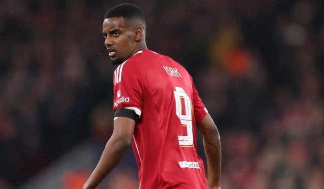 Ảnh bài viết Alan Shearer chê Isak "tàng hình" trong ngày Liverpool bị PSG loại