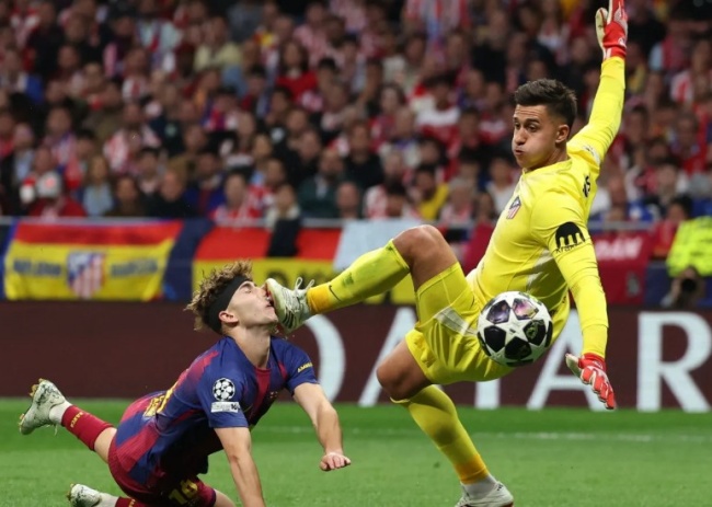 Va chạm kinh ho&agrave;ng giữa Fermin Lopez v&agrave; Juan Musso.