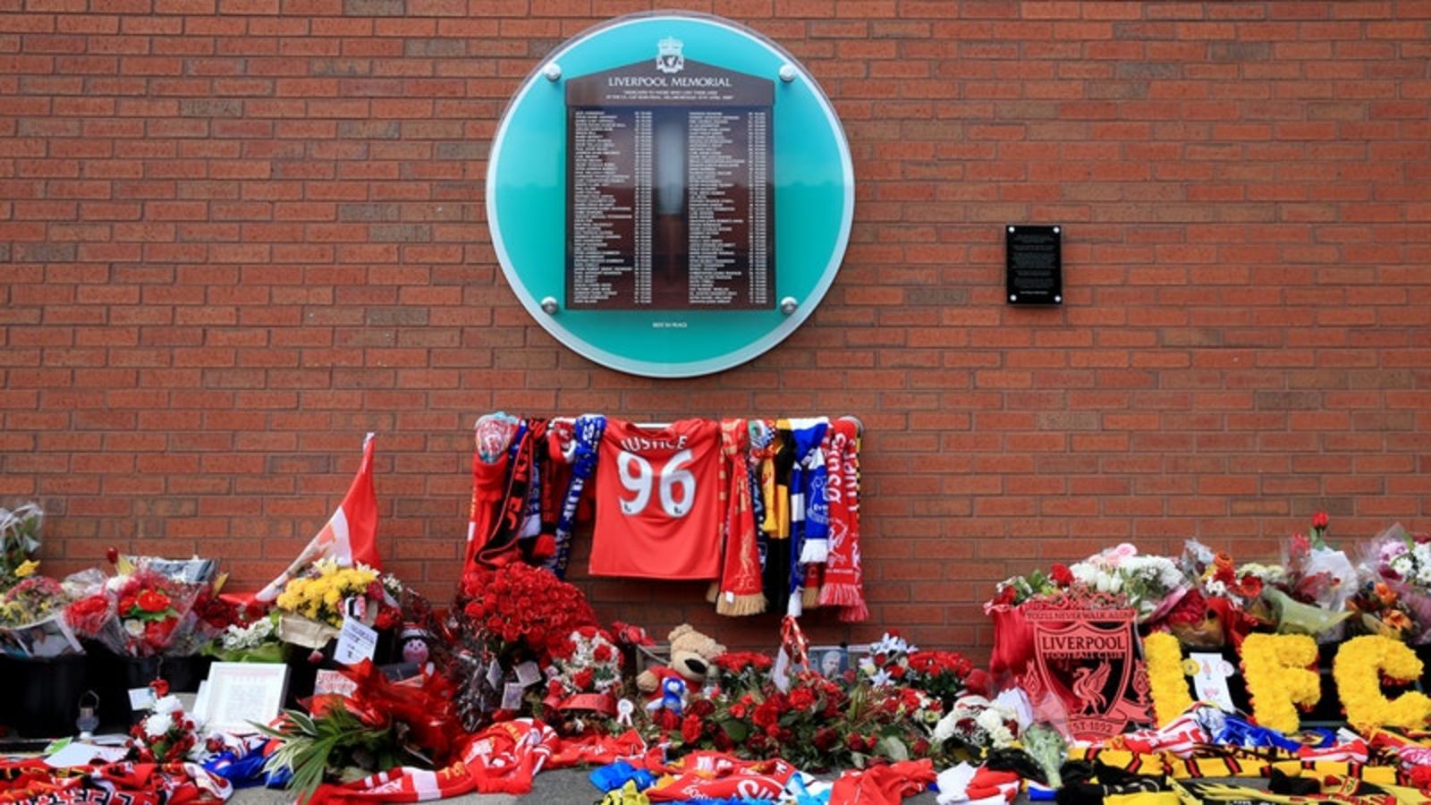 Anfield tưởng niệm 97 linh hồn đ&atilde; mất.