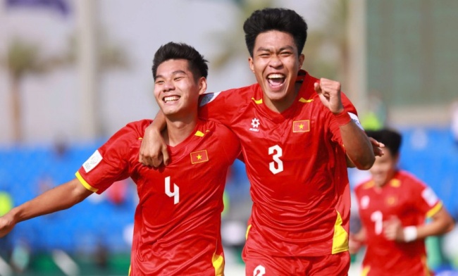 Các hậu vệ trẻ Việt Nam cần ghi điểm với thầy Kim.