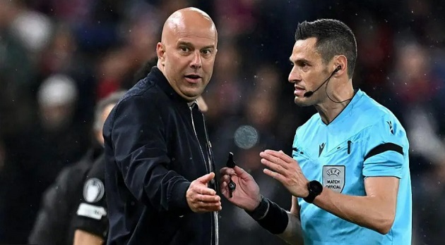 Trọng tài tước đi quả phạt đền của Liverpool sau khi tham khảo VAR.