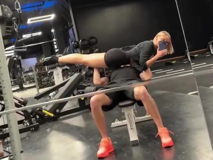 Ảnh bài viết Mudryk biến bạn gái bốc lửa thành tạ đòn tập gym