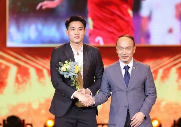 Đình Bắc rạng rỡ tại lễ trao giải Cống hiến 2026.