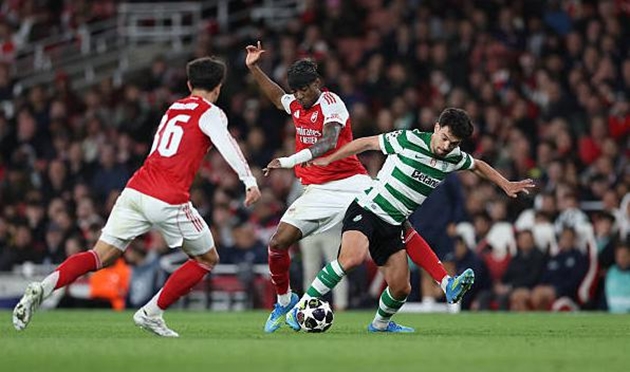 Arsenal nhọc nhằn giành vé đi tiếp tại Champions League.