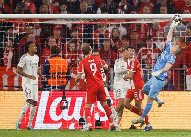 Thủ môn: Andriy Lunin (5.7). Một đêm thi đấu vất vả đối với thủ thành người Ukraine. Dù có một vài pha cứu thua đáng chú ý, Lunin đã mắc lỗi vị trí trong bàn thua đầu tiên khi để Pavlovic gây áp lực trực tiếp. Việc phải vào lưới nhặt bóng tới 4 lần khiến điểm số của anh bị kéo xuống thấp.

Hậu vệ trái: Ferland Mendy (5.3). Mendy đã có khoảng một giờ thi đấu khá ổn khi nỗ lực khóa chặt ngòi nổ Michael Olise. Tuy nhiên, khi thể lực suy giảm trong hiệp hai, anh bắt đầu để lộ những khoảng trống chết người và không còn duy trì được sự chắc chắn cần thiết ở hành lang cánh trái trước sức ép liên tục.

Trung vệ: Antonio Rudiger (5.2). Đây là một trong những trận đấu dưới sức của trung vệ người Đức. Rudiger liên tục bị lôi kéo khỏi vị trí bởi sự cơ động của các chân sút Bayern. Anh nhận một thẻ vàng và chịu trách nhiệm một phần trong việc không kèm chặt người ở tình huống gỡ hòa của đối thủ.

Trung vệ: Eder Militao (5.6). Militao chơi nỗ lực trong các tình huống tranh chấp tay đôi nhưng lại thiếu tập trung trong pha bóng dẫn đến bàn thắng của Harry Kane. Tấm thẻ vàng phải nhận trong hiệp hai cho thấy sự lúng túng của anh trước áp lực tấn công dồn dập từ phía đội chủ nhà.

Hậu vệ phải: Trent Alexander-Arnold (6.4). Cầu thủ người Anh thể hiện hai bộ mặt trái ngược. Ở mặt trận tấn công, anh có những đường chuyền dài mang thương hiệu tạo ra sự đột biến cao cho Real. Tuy nhiên, khả năng phòng ngự của Trent vẫn là điểm yếu khi anh thường xuyên bị khai thác khoảng trống sau lưng.

Tiền vệ: Arda Guler (7.3). Nhân vật chính trong lối chơi của Real Madrid. Guler khởi đầu bùng nổ với cú đúp đẳng cấp, bao gồm một pha dứt điểm tinh quái và một cú sút phạt thần sầu. Tuy nhiên, tấm thẻ đỏ ở cuối trận là điểm trừ.

Tiền vệ: Federico Valverde (6.0). Valverde vẫn duy trì sự nhiệt huyết thường thấy với nguồn năng lượng vô tận ở khu vực trung tuyến. Anh đóng vai trò quan trọng trong việc luân chuyển bóng và hỗ trợ phòng ngự, nhưng không thể giúp Real Madrid kiểm soát hoàn toàn thế trận trước hàng tiền vệ cơ động của Bayern.

Tiền vệ: Jude Bellingham (6.2). Một trận đấu tròn vai nhưng thiếu sự bùng nổ thường thấy của ngôi sao người Anh. Bellingham hoạt động rộng trong vai trò box-to-box, tích cực tranh chấp và phát động tấn công, song anh thiếu đi những khoảnh khắc quyết định để giúp đội khách tạo nên khác biệt.

Tiền vệ: Brahim Diaz (6.9.) Diaz chơi đầy nỗ lực trong khoảng thời gian có mặt trên sân. Anh tạo ra một vài cơ hội nguy hiểm nhờ kỹ thuật cá nhân lắt léo và sự sáng tạo trong các pha phối hợp nhỏ. Sự hiện diện của anh giúp lối đá tấn công của Real thanh thoát hơn nhiều trong hiệp một.

Tiền đạo: Kylian Mbappe (7.1). Mbappe cho thấy đẳng cấp với một bàn thắng quan trọng sau tình huống phản công sắc lẹm. Tốc độ của anh luôn là mối đe dọa thường trực đối với hàng thủ Bayern, dù đôi khi anh có thể chơi đồng đội hơn trong các pha xử lý cuối cùng để tối ưu hóa cơ hội.

Tiền đạo: Vinicius Junior (7.0). Ngôi sao người Brazil để lại dấu ấn đậm nét với pha kiến tạo dọn cỗ cho Mbappe lập công. Anh suýt chút nữa đã có bàn thắng cho riêng mình nếu cú dứt điểm cuối hiệp một không tìm đến đúng xà ngang. Sang hiệp hai, Vinicius thi đấu nỗ lực nhưng bị các hậu vệ đối phương chăm sóc quá kỹ.

Eduardo Camavinga (4.4): Vào sân thay cho Brahim Diaz ở phút 60. Tiền vệ người Pháp khởi đầu đầy hứa hẹn nhưng ngay sau đó đã có một khoảnh khắc thiếu kiềm chế, nhận tấm thẻ vàng thứ hai khiến Real Madrid lâm vào thế mất người và sụp đổ ở cuối trận.