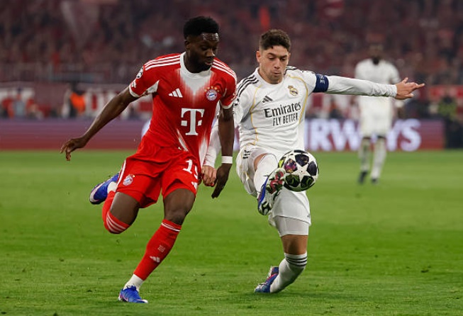 Tiền vệ: Federico Valverde (6.0). Valverde vẫn duy trì sự nhiệt huyết thường thấy với nguồn năng lượng vô tận ở khu vực trung tuyến. Anh đóng vai trò quan trọng trong việc luân chuyển bóng và hỗ trợ phòng ngự, nhưng không thể giúp Real Madrid kiểm soát hoàn toàn thế trận trước hàng tiền vệ cơ động của Bayern.

Tiền vệ: Jude Bellingham (6.2). Một trận đấu tròn vai nhưng thiếu sự bùng nổ thường thấy của ngôi sao người Anh. Bellingham hoạt động rộng trong vai trò box-to-box, tích cực tranh chấp và phát động tấn công, song anh thiếu đi những khoảnh khắc quyết định để giúp đội khách tạo nên khác biệt.

Tiền vệ: Brahim Diaz (6.9.) Diaz chơi đầy nỗ lực trong khoảng thời gian có mặt trên sân. Anh tạo ra một vài cơ hội nguy hiểm nhờ kỹ thuật cá nhân lắt léo và sự sáng tạo trong các pha phối hợp nhỏ. Sự hiện diện của anh giúp lối đá tấn công của Real thanh thoát hơn nhiều trong hiệp một.

Tiền đạo: Kylian Mbappe (7.1). Mbappe cho thấy đẳng cấp với một bàn thắng quan trọng sau tình huống phản công sắc lẹm. Tốc độ của anh luôn là mối đe dọa thường trực đối với hàng thủ Bayern, dù đôi khi anh có thể chơi đồng đội hơn trong các pha xử lý cuối cùng để tối ưu hóa cơ hội.

Tiền đạo: Vinicius Junior (7.0). Ngôi sao người Brazil để lại dấu ấn đậm nét với pha kiến tạo dọn cỗ cho Mbappe lập công. Anh suýt chút nữa đã có bàn thắng cho riêng mình nếu cú dứt điểm cuối hiệp một không tìm đến đúng xà ngang. Sang hiệp hai, Vinicius thi đấu nỗ lực nhưng bị các hậu vệ đối phương chăm sóc quá kỹ.

Eduardo Camavinga (4.4): Vào sân thay cho Brahim Diaz ở phút 60. Tiền vệ người Pháp khởi đầu đầy hứa hẹn nhưng ngay sau đó đã có một khoảnh khắc thiếu kiềm chế, nhận tấm thẻ vàng thứ hai khiến Real Madrid lâm vào thế mất người và sụp đổ ở cuối trận.