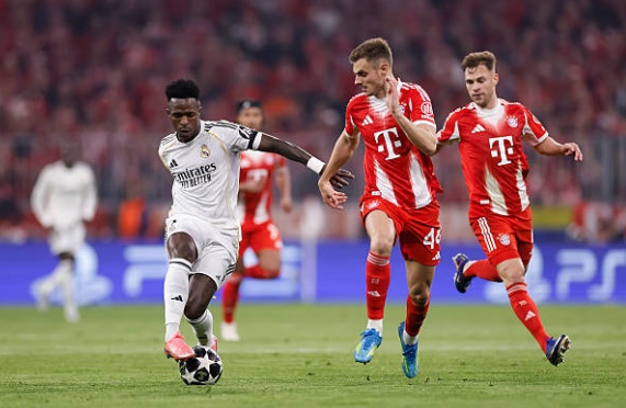 Tiền đạo: Vinicius Junior (7.0). Ngôi sao người Brazil để lại dấu ấn đậm nét với pha kiến tạo dọn cỗ cho Mbappe lập công. Anh suýt chút nữa đã có bàn thắng cho riêng mình nếu cú dứt điểm cuối hiệp một không tìm đến đúng xà ngang. Sang hiệp hai, Vinicius thi đấu nỗ lực nhưng bị các hậu vệ đối phương chăm sóc quá kỹ.

Eduardo Camavinga (4.4): Vào sân thay cho Brahim Diaz ở phút 60. Tiền vệ người Pháp khởi đầu đầy hứa hẹn nhưng ngay sau đó đã có một khoảnh khắc thiếu kiềm chế, nhận tấm thẻ vàng thứ hai khiến Real Madrid lâm vào thế mất người và sụp đổ ở cuối trận.