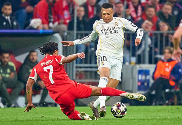 Tiền đạo: Kylian Mbappe (7.1). Mbappe cho thấy đẳng cấp với một bàn thắng quan trọng sau tình huống phản công sắc lẹm. Tốc độ của anh luôn là mối đe dọa thường trực đối với hàng thủ Bayern, dù đôi khi anh có thể chơi đồng đội hơn trong các pha xử lý cuối cùng để tối ưu hóa cơ hội.

Tiền đạo: Vinicius Junior (7.0). Ngôi sao người Brazil để lại dấu ấn đậm nét với pha kiến tạo dọn cỗ cho Mbappe lập công. Anh suýt chút nữa đã có bàn thắng cho riêng mình nếu cú dứt điểm cuối hiệp một không tìm đến đúng xà ngang. Sang hiệp hai, Vinicius thi đấu nỗ lực nhưng bị các hậu vệ đối phương chăm sóc quá kỹ.

Eduardo Camavinga (4.4): Vào sân thay cho Brahim Diaz ở phút 60. Tiền vệ người Pháp khởi đầu đầy hứa hẹn nhưng ngay sau đó đã có một khoảnh khắc thiếu kiềm chế, nhận tấm thẻ vàng thứ hai khiến Real Madrid lâm vào thế mất người và sụp đổ ở cuối trận.