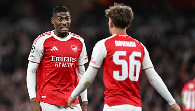 Hậu vệ phải: Cristhian Mosquera – 7.4 điểm Dù văn bản gốc đánh giá thấp, nhưng các số liệu thống kê cho thấy Mosquera là một trong những người chơi hiệu quả nhất hàng thủ. Anh hoàn thành xuất sắc nhiệm vụ phòng ngự biên, thực hiện nhiều tình huống giải nguy kịp thời. Tuy nhiên, khả năng hỗ trợ tấn công của hậu vệ này vẫn cần được cải thiện thêm.