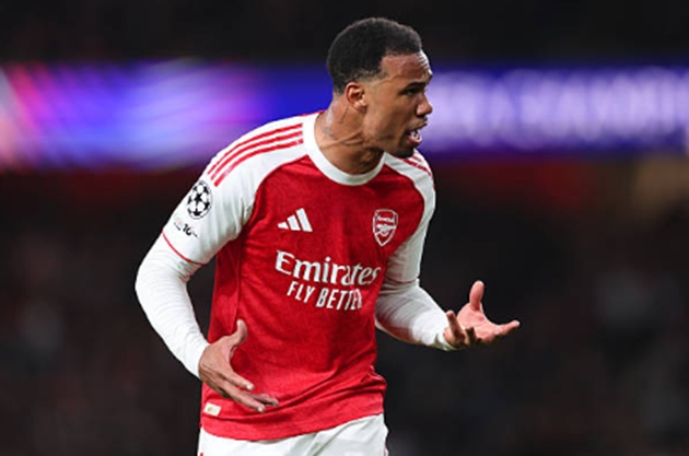 Trung vệ: Gabriel Magalhaes – 7.2 điểm Đá cặp cùng Saliba, Gabriel tiếp tục thể hiện sự mạnh mẽ và quyết liệt trong các pha không chiến. Sự ăn ý của bộ đôi này là chìa khóa giúp Arsenal đứng vững trước áp lực. Khả năng triển khai bóng từ tuyến dưới của trung vệ người Brazil cũng đạt độ chính xác cao trong trận đấu này.