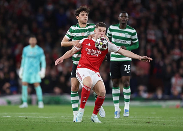 Tiền đạo cắm: Viktor Gyokeres – 6.0 điểm Đối đầu với đội bóng cũ, Gyokeres đã có một trận đấu dưới sức. Dù rất nỗ lực trong việc làm tường và tì đè, tiền đạo người Thụy Điển lại tỏ ra đơn độc và thiếu sự nhạy bén trong vòng cấm. Điểm 6.0 là sự phản ánh chính xác cho một ngày thi đấu mờ nhạt của anh.