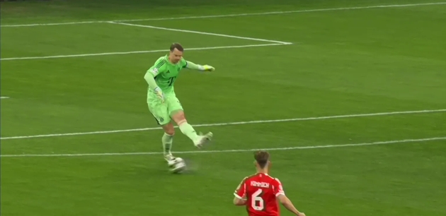 Manuel Neuer mắc sai lầm khiến Bayern Munich phải trả giá.