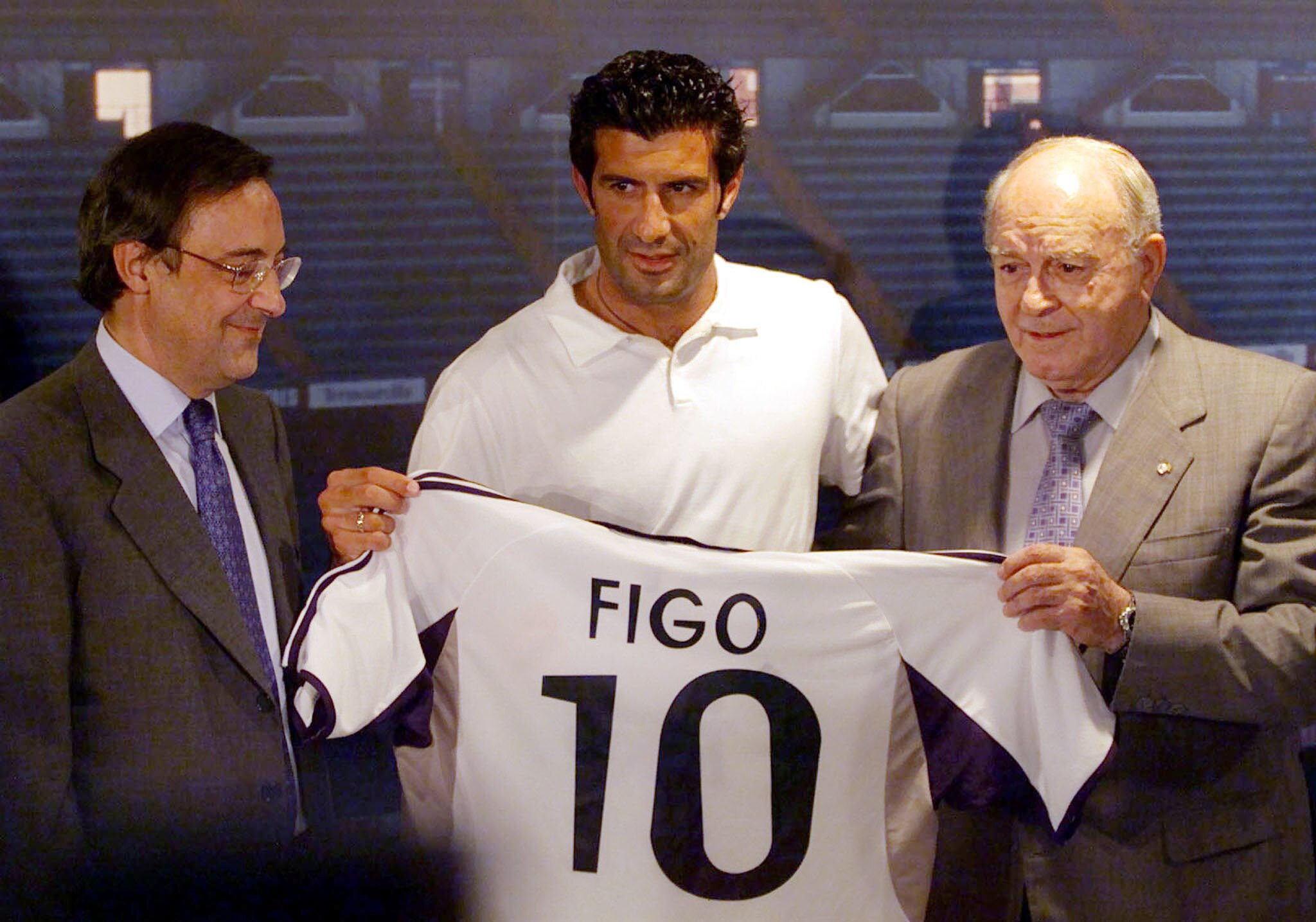 Figo mở màn kỷ nguyên Galacticos.