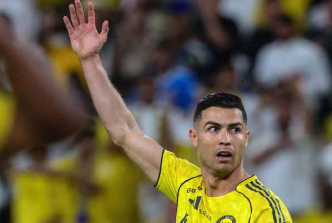 Ronaldo nén đau thi đấu giúp Al Nassr củng cố ngôi đầu bảng.
