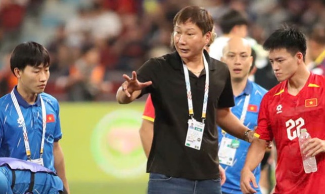 Ảnh bài viết HLV Kim Sang-sik đối mặt thi đấu dày của tuyển Việt Nam