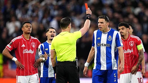 Ảnh bài viết Forest hạ 10 người Porto để vào bán kết Europa League