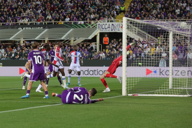 Ismaila Sarr xé lưới Fiorentina.