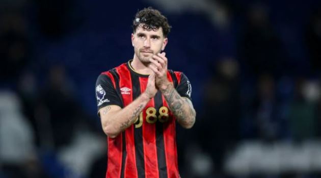 Ảnh bài viết Marcos Senesi là chiếc phao cứu sinh cho hàng thủ Man Utd