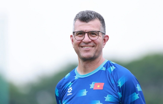 HLV Cristiano Roland giúp U17 Việt Nam có lối chơi khá hiện đại.