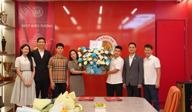 Ảnh bài viết Công an Hà Nội trói chân 5 ngôi sao bằng bản hợp đồng dài hạn