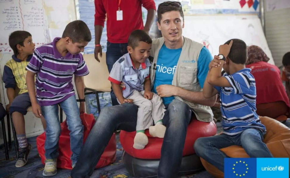 Khi Lewy dùng bóng đá để tạo giá trị xã hội.