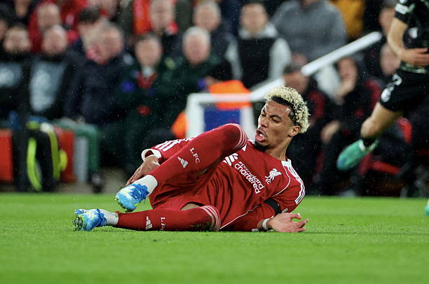 Ekitike dính chấn thương dài hạn.