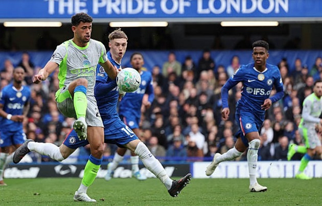 Hàng thủ Chelsea thường xuyên bị đánh vỗ mặt.