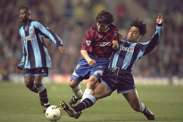 Zola thi đấu trong bộ áo mượn của đội chủ nhà Coventry.