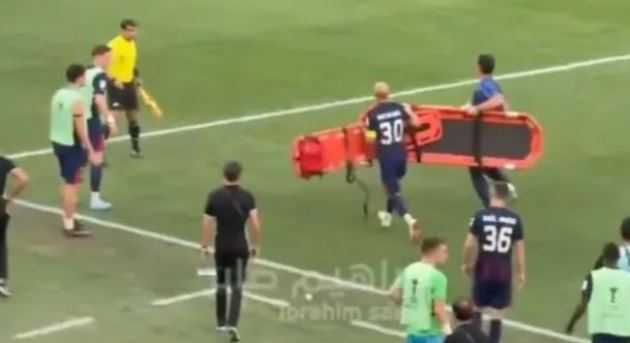 Natxo Insa của JDT cướp cáng để mau chóng sơ cứu cho đồng đội.