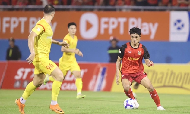 Đội hình vượt trội giúp Ninh Bình dễ dàng giành chiến thắng.