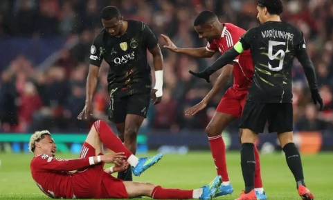 Ảnh bài viết Isak đau lòng trước chấn thương kinh hoàng của Ekitike