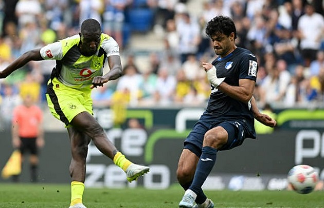 Guirassy có một siêu phẩm nhưng không đủ giữ lại 1 điểm cho Dortmund.