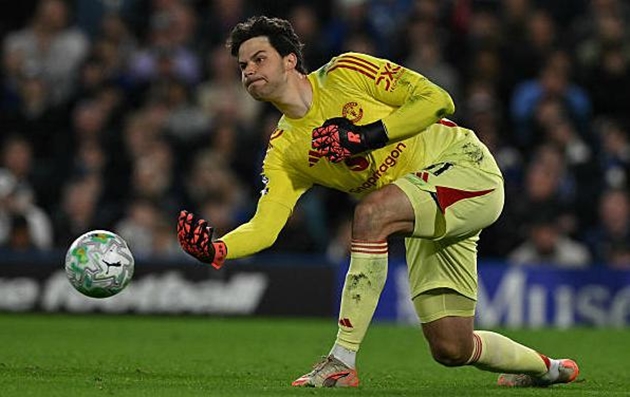 Senne Lammens (7.8): Trong bối cảnh hàng công Chelsea gây thất vọng, thủ thành người Bỉ không phải hoạt động quá nhiều. Anh vẫn thể hiện sự chắc chắn và điềm tĩnh thường thấy.

Diogo Dalot (7.8): Cho thấy sự am hiểu tường tận lối chơi của Alejandro Garnacho và hoàn toàn làm chủ hành lang cánh của mình. Diogo Dalot đã khóa chặt tuyển thủ Argentina, một màn trình diễn thực sự ấn tượng.

Noussair Mazraoui (7.4): Hoàn thành tốt nhiệm vụ dù phải chơi ở vị trí trung vệ không sở trường. Anh tỏ ra mạnh mẽ trong các pha không chiến và luôn duy trì được sự tập trung cần thiết.

Ayden Heaven (7.8): Dù khởi đầu hơi chệch choạc cùng pha phạm lỗi sát vòng cấm với Cole Palmer, tuy nhiên, anh nhanh chóng lấy lại tự tin. Sau tình huống cản phá xuất sắc khi đối mặt Liam Delap, cầu thủ này đã thi đấu cực kỳ chắc chắn trong hiệp hai.

Luke Shaw (7.6): Phải liên tục đối mặt với sức ép từ Pedro Neto và Palmer, nhưng Shaw đã sử dụng kinh nghiệm dày dạn để bọc lót và hỗ trợ phòng ngự hiệu quả. Anh chơi quyết liệt và luôn đảm bảo sự an toàn bên cánh trái.

Casemiro (7.6): Thể hiện khả năng đọc trận đấu nhạy bén và có nhiều pha giải nguy bằng đầu quan trọng trong hiệp hai. Dù có chút chần chừ trong tình huống ngăn chặn Fernandez ở hiệp một, nhưng kinh nghiệm của anh vẫn là điểm tựa lớn cho hàng thủ phía sau.

Kobbie Mainoo (7): Đây là một trong những trận đấu mà Mainoo hỗ trợ phòng ngự tốt nhất. Anh liên tục có mặt ở các điểm nóng để thu hồi bóng và thậm chí đã có tình huống cướp bóng ngay trong chân của Cole Palmer.

Bryan Mbeumo (7.2): Thi đấu năng động và thanh thoát hơn hẳn sau khi được nghỉ ngơi. Anh có một pha bứt tốc xé toang cánh phải và tạo ra cơ hội thuận lợi, tiếc là đồng đội đã không tận dụng tốt hơn.

Bruno Fernandes (7.6): Sau những đường chuyền thiếu chính xác đầu trận, Bruno đã kịp tỏa sáng với pha kiến tạo đẳng cấp ngay trước giờ nghỉ. Anh suýt chút nữa đã có bàn thắng cho riêng mình trong hiệp hai nếu các pha phản công sắc sảo hơn.

Matheus Cunha (7.5): Dù bỏ lỡ một cơ hội ngon ăn do lỗi chạm bóng, Cunha đã nhanh chóng chuộc lỗi bằng cú dứt điểm một chạm tinh tế từ đường chuyền của Fernandes. Càng về cuối trận, anh càng chơi bùng nổ và cho thấy sự tiến bộ vượt bậc.

Benjamin Sesko (6.9): Dù không ghi bàn nhưng đóng góp của Sesko trong bàn thắng của Cunha là rất lớn. Anh đã dùng sức mạnh tì đè khiến Moises Caicedo không thể can thiệp, tạo khoảng trống mênh mông cho đồng đội dứt điểm.