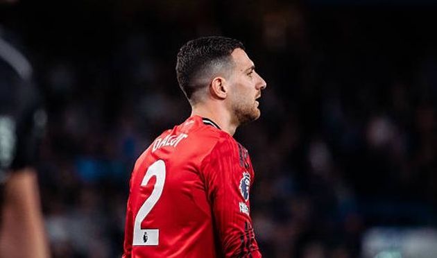 Diogo Dalot (7.8): Cho thấy sự am hiểu tường tận lối chơi của Alejandro Garnacho và hoàn toàn làm chủ hành lang cánh của mình. Diogo Dalot đã khóa chặt tuyển thủ Argentina, một màn trình diễn thực sự ấn tượng.

Noussair Mazraoui (7.4): Hoàn thành tốt nhiệm vụ dù phải chơi ở vị trí trung vệ không sở trường. Anh tỏ ra mạnh mẽ trong các pha không chiến và luôn duy trì được sự tập trung cần thiết.

Ayden Heaven (7.8): Dù khởi đầu hơi chệch choạc cùng pha phạm lỗi sát vòng cấm với Cole Palmer, tuy nhiên, anh nhanh chóng lấy lại tự tin. Sau tình huống cản phá xuất sắc khi đối mặt Liam Delap, cầu thủ này đã thi đấu cực kỳ chắc chắn trong hiệp hai.

Luke Shaw (7.6): Phải liên tục đối mặt với sức ép từ Pedro Neto và Palmer, nhưng Shaw đã sử dụng kinh nghiệm dày dạn để bọc lót và hỗ trợ phòng ngự hiệu quả. Anh chơi quyết liệt và luôn đảm bảo sự an toàn bên cánh trái.

Casemiro (7.6): Thể hiện khả năng đọc trận đấu nhạy bén và có nhiều pha giải nguy bằng đầu quan trọng trong hiệp hai. Dù có chút chần chừ trong tình huống ngăn chặn Fernandez ở hiệp một, nhưng kinh nghiệm của anh vẫn là điểm tựa lớn cho hàng thủ phía sau.

Kobbie Mainoo (7): Đây là một trong những trận đấu mà Mainoo hỗ trợ phòng ngự tốt nhất. Anh liên tục có mặt ở các điểm nóng để thu hồi bóng và thậm chí đã có tình huống cướp bóng ngay trong chân của Cole Palmer.

Bryan Mbeumo (7.2): Thi đấu năng động và thanh thoát hơn hẳn sau khi được nghỉ ngơi. Anh có một pha bứt tốc xé toang cánh phải và tạo ra cơ hội thuận lợi, tiếc là đồng đội đã không tận dụng tốt hơn.

Bruno Fernandes (7.6): Sau những đường chuyền thiếu chính xác đầu trận, Bruno đã kịp tỏa sáng với pha kiến tạo đẳng cấp ngay trước giờ nghỉ. Anh suýt chút nữa đã có bàn thắng cho riêng mình trong hiệp hai nếu các pha phản công sắc sảo hơn.

Matheus Cunha (7.5): Dù bỏ lỡ một cơ hội ngon ăn do lỗi chạm bóng, Cunha đã nhanh chóng chuộc lỗi bằng cú dứt điểm một chạm tinh tế từ đường chuyền của Fernandes. Càng về cuối trận, anh càng chơi bùng nổ và cho thấy sự tiến bộ vượt bậc.

Benjamin Sesko (6.9): Dù không ghi bàn nhưng đóng góp của Sesko trong bàn thắng của Cunha là rất lớn. Anh đã dùng sức mạnh tì đè khiến Moises Caicedo không thể can thiệp, tạo khoảng trống mênh mông cho đồng đội dứt điểm.