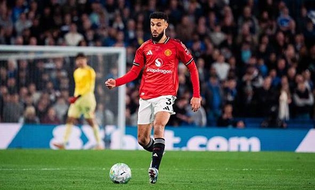 Noussair Mazraoui (7.4): Hoàn thành tốt nhiệm vụ dù phải chơi ở vị trí trung vệ không sở trường. Anh tỏ ra mạnh mẽ trong các pha không chiến và luôn duy trì được sự tập trung cần thiết.

Ayden Heaven (7.8): Dù khởi đầu hơi chệch choạc cùng pha phạm lỗi sát vòng cấm với Cole Palmer, tuy nhiên, anh nhanh chóng lấy lại tự tin. Sau tình huống cản phá xuất sắc khi đối mặt Liam Delap, cầu thủ này đã thi đấu cực kỳ chắc chắn trong hiệp hai.

Luke Shaw (7.6): Phải liên tục đối mặt với sức ép từ Pedro Neto và Palmer, nhưng Shaw đã sử dụng kinh nghiệm dày dạn để bọc lót và hỗ trợ phòng ngự hiệu quả. Anh chơi quyết liệt và luôn đảm bảo sự an toàn bên cánh trái.

Casemiro (7.6): Thể hiện khả năng đọc trận đấu nhạy bén và có nhiều pha giải nguy bằng đầu quan trọng trong hiệp hai. Dù có chút chần chừ trong tình huống ngăn chặn Fernandez ở hiệp một, nhưng kinh nghiệm của anh vẫn là điểm tựa lớn cho hàng thủ phía sau.

Kobbie Mainoo (7): Đây là một trong những trận đấu mà Mainoo hỗ trợ phòng ngự tốt nhất. Anh liên tục có mặt ở các điểm nóng để thu hồi bóng và thậm chí đã có tình huống cướp bóng ngay trong chân của Cole Palmer.

Bryan Mbeumo (7.2): Thi đấu năng động và thanh thoát hơn hẳn sau khi được nghỉ ngơi. Anh có một pha bứt tốc xé toang cánh phải và tạo ra cơ hội thuận lợi, tiếc là đồng đội đã không tận dụng tốt hơn.

Bruno Fernandes (7.6): Sau những đường chuyền thiếu chính xác đầu trận, Bruno đã kịp tỏa sáng với pha kiến tạo đẳng cấp ngay trước giờ nghỉ. Anh suýt chút nữa đã có bàn thắng cho riêng mình trong hiệp hai nếu các pha phản công sắc sảo hơn.

Matheus Cunha (7.5): Dù bỏ lỡ một cơ hội ngon ăn do lỗi chạm bóng, Cunha đã nhanh chóng chuộc lỗi bằng cú dứt điểm một chạm tinh tế từ đường chuyền của Fernandes. Càng về cuối trận, anh càng chơi bùng nổ và cho thấy sự tiến bộ vượt bậc.

Benjamin Sesko (6.9): Dù không ghi bàn nhưng đóng góp của Sesko trong bàn thắng của Cunha là rất lớn. Anh đã dùng sức mạnh tì đè khiến Moises Caicedo không thể can thiệp, tạo khoảng trống mênh mông cho đồng đội dứt điểm.