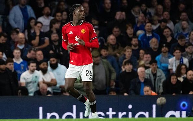 Ayden Heaven (7.8): Dù khởi đầu hơi chệch choạc cùng pha phạm lỗi sát vòng cấm với Cole Palmer, tuy nhiên, anh nhanh chóng lấy lại tự tin. Sau tình huống cản phá xuất sắc khi đối mặt Liam Delap, cầu thủ này đã thi đấu cực kỳ chắc chắn trong hiệp hai.

Luke Shaw (7.6): Phải liên tục đối mặt với sức ép từ Pedro Neto và Palmer, nhưng Shaw đã sử dụng kinh nghiệm dày dạn để bọc lót và hỗ trợ phòng ngự hiệu quả. Anh chơi quyết liệt và luôn đảm bảo sự an toàn bên cánh trái.

Casemiro (7.6): Thể hiện khả năng đọc trận đấu nhạy bén và có nhiều pha giải nguy bằng đầu quan trọng trong hiệp hai. Dù có chút chần chừ trong tình huống ngăn chặn Fernandez ở hiệp một, nhưng kinh nghiệm của anh vẫn là điểm tựa lớn cho hàng thủ phía sau.

Kobbie Mainoo (7): Đây là một trong những trận đấu mà Mainoo hỗ trợ phòng ngự tốt nhất. Anh liên tục có mặt ở các điểm nóng để thu hồi bóng và thậm chí đã có tình huống cướp bóng ngay trong chân của Cole Palmer.

Bryan Mbeumo (7.2): Thi đấu năng động và thanh thoát hơn hẳn sau khi được nghỉ ngơi. Anh có một pha bứt tốc xé toang cánh phải và tạo ra cơ hội thuận lợi, tiếc là đồng đội đã không tận dụng tốt hơn.

Bruno Fernandes (7.6): Sau những đường chuyền thiếu chính xác đầu trận, Bruno đã kịp tỏa sáng với pha kiến tạo đẳng cấp ngay trước giờ nghỉ. Anh suýt chút nữa đã có bàn thắng cho riêng mình trong hiệp hai nếu các pha phản công sắc sảo hơn.

Matheus Cunha (7.5): Dù bỏ lỡ một cơ hội ngon ăn do lỗi chạm bóng, Cunha đã nhanh chóng chuộc lỗi bằng cú dứt điểm một chạm tinh tế từ đường chuyền của Fernandes. Càng về cuối trận, anh càng chơi bùng nổ và cho thấy sự tiến bộ vượt bậc.

Benjamin Sesko (6.9): Dù không ghi bàn nhưng đóng góp của Sesko trong bàn thắng của Cunha là rất lớn. Anh đã dùng sức mạnh tì đè khiến Moises Caicedo không thể can thiệp, tạo khoảng trống mênh mông cho đồng đội dứt điểm.