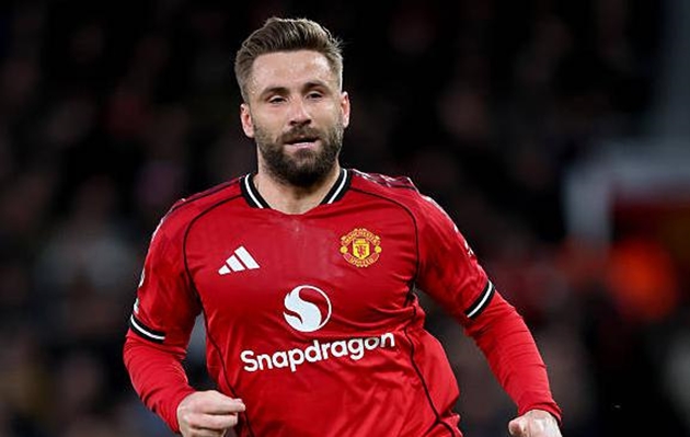 Luke Shaw (7.6): Phải liên tục đối mặt với sức ép từ Pedro Neto và Palmer, nhưng Shaw đã sử dụng kinh nghiệm dày dạn để bọc lót và hỗ trợ phòng ngự hiệu quả. Anh chơi quyết liệt và luôn đảm bảo sự an toàn bên cánh trái.

Casemiro (7.6): Thể hiện khả năng đọc trận đấu nhạy bén và có nhiều pha giải nguy bằng đầu quan trọng trong hiệp hai. Dù có chút chần chừ trong tình huống ngăn chặn Fernandez ở hiệp một, nhưng kinh nghiệm của anh vẫn là điểm tựa lớn cho hàng thủ phía sau.

Kobbie Mainoo (7): Đây là một trong những trận đấu mà Mainoo hỗ trợ phòng ngự tốt nhất. Anh liên tục có mặt ở các điểm nóng để thu hồi bóng và thậm chí đã có tình huống cướp bóng ngay trong chân của Cole Palmer.

Bryan Mbeumo (7.2): Thi đấu năng động và thanh thoát hơn hẳn sau khi được nghỉ ngơi. Anh có một pha bứt tốc xé toang cánh phải và tạo ra cơ hội thuận lợi, tiếc là đồng đội đã không tận dụng tốt hơn.

Bruno Fernandes (7.6): Sau những đường chuyền thiếu chính xác đầu trận, Bruno đã kịp tỏa sáng với pha kiến tạo đẳng cấp ngay trước giờ nghỉ. Anh suýt chút nữa đã có bàn thắng cho riêng mình trong hiệp hai nếu các pha phản công sắc sảo hơn.

Matheus Cunha (7.5): Dù bỏ lỡ một cơ hội ngon ăn do lỗi chạm bóng, Cunha đã nhanh chóng chuộc lỗi bằng cú dứt điểm một chạm tinh tế từ đường chuyền của Fernandes. Càng về cuối trận, anh càng chơi bùng nổ và cho thấy sự tiến bộ vượt bậc.

Benjamin Sesko (6.9): Dù không ghi bàn nhưng đóng góp của Sesko trong bàn thắng của Cunha là rất lớn. Anh đã dùng sức mạnh tì đè khiến Moises Caicedo không thể can thiệp, tạo khoảng trống mênh mông cho đồng đội dứt điểm.