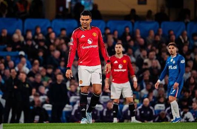 Casemiro (7.6): Thể hiện khả năng đọc trận đấu nhạy bén và có nhiều pha giải nguy bằng đầu quan trọng trong hiệp hai. Dù có chút chần chừ trong tình huống ngăn chặn Fernandez ở hiệp một, nhưng kinh nghiệm của anh vẫn là điểm tựa lớn cho hàng thủ phía sau.

Kobbie Mainoo (7): Đây là một trong những trận đấu mà Mainoo hỗ trợ phòng ngự tốt nhất. Anh liên tục có mặt ở các điểm nóng để thu hồi bóng và thậm chí đã có tình huống cướp bóng ngay trong chân của Cole Palmer.

Bryan Mbeumo (7.2): Thi đấu năng động và thanh thoát hơn hẳn sau khi được nghỉ ngơi. Anh có một pha bứt tốc xé toang cánh phải và tạo ra cơ hội thuận lợi, tiếc là đồng đội đã không tận dụng tốt hơn.

Bruno Fernandes (7.6): Sau những đường chuyền thiếu chính xác đầu trận, Bruno đã kịp tỏa sáng với pha kiến tạo đẳng cấp ngay trước giờ nghỉ. Anh suýt chút nữa đã có bàn thắng cho riêng mình trong hiệp hai nếu các pha phản công sắc sảo hơn.

Matheus Cunha (7.5): Dù bỏ lỡ một cơ hội ngon ăn do lỗi chạm bóng, Cunha đã nhanh chóng chuộc lỗi bằng cú dứt điểm một chạm tinh tế từ đường chuyền của Fernandes. Càng về cuối trận, anh càng chơi bùng nổ và cho thấy sự tiến bộ vượt bậc.

Benjamin Sesko (6.9): Dù không ghi bàn nhưng đóng góp của Sesko trong bàn thắng của Cunha là rất lớn. Anh đã dùng sức mạnh tì đè khiến Moises Caicedo không thể can thiệp, tạo khoảng trống mênh mông cho đồng đội dứt điểm.