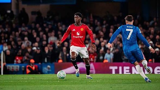 Kobbie Mainoo (7): Đây là một trong những trận đấu mà Mainoo hỗ trợ phòng ngự tốt nhất. Anh liên tục có mặt ở các điểm nóng để thu hồi bóng và thậm chí đã có tình huống cướp bóng ngay trong chân của Cole Palmer.

Bryan Mbeumo (7.2): Thi đấu năng động và thanh thoát hơn hẳn sau khi được nghỉ ngơi. Anh có một pha bứt tốc xé toang cánh phải và tạo ra cơ hội thuận lợi, tiếc là đồng đội đã không tận dụng tốt hơn.

Bruno Fernandes (7.6): Sau những đường chuyền thiếu chính xác đầu trận, Bruno đã kịp tỏa sáng với pha kiến tạo đẳng cấp ngay trước giờ nghỉ. Anh suýt chút nữa đã có bàn thắng cho riêng mình trong hiệp hai nếu các pha phản công sắc sảo hơn.

Matheus Cunha (7.5): Dù bỏ lỡ một cơ hội ngon ăn do lỗi chạm bóng, Cunha đã nhanh chóng chuộc lỗi bằng cú dứt điểm một chạm tinh tế từ đường chuyền của Fernandes. Càng về cuối trận, anh càng chơi bùng nổ và cho thấy sự tiến bộ vượt bậc.

Benjamin Sesko (6.9): Dù không ghi bàn nhưng đóng góp của Sesko trong bàn thắng của Cunha là rất lớn. Anh đã dùng sức mạnh tì đè khiến Moises Caicedo không thể can thiệp, tạo khoảng trống mênh mông cho đồng đội dứt điểm.