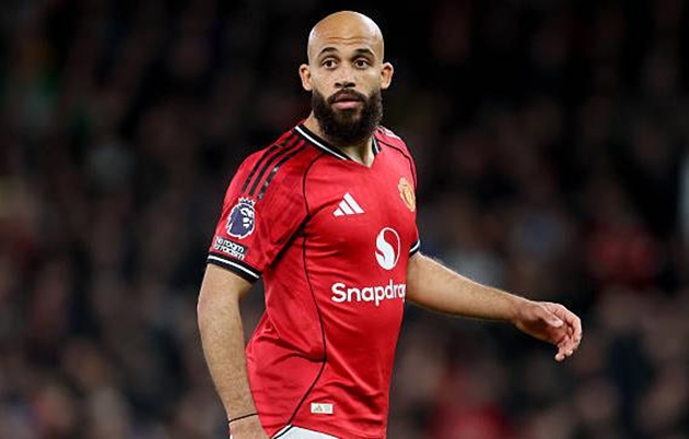 Bryan Mbeumo (7.2): Thi đấu năng động và thanh thoát hơn hẳn sau khi được nghỉ ngơi. Anh có một pha bứt tốc xé toang cánh phải và tạo ra cơ hội thuận lợi, tiếc là đồng đội đã không tận dụng tốt hơn.

Bruno Fernandes (7.6): Sau những đường chuyền thiếu chính xác đầu trận, Bruno đã kịp tỏa sáng với pha kiến tạo đẳng cấp ngay trước giờ nghỉ. Anh suýt chút nữa đã có bàn thắng cho riêng mình trong hiệp hai nếu các pha phản công sắc sảo hơn.

Matheus Cunha (7.5): Dù bỏ lỡ một cơ hội ngon ăn do lỗi chạm bóng, Cunha đã nhanh chóng chuộc lỗi bằng cú dứt điểm một chạm tinh tế từ đường chuyền của Fernandes. Càng về cuối trận, anh càng chơi bùng nổ và cho thấy sự tiến bộ vượt bậc.

Benjamin Sesko (6.9): Dù không ghi bàn nhưng đóng góp của Sesko trong bàn thắng của Cunha là rất lớn. Anh đã dùng sức mạnh tì đè khiến Moises Caicedo không thể can thiệp, tạo khoảng trống mênh mông cho đồng đội dứt điểm.