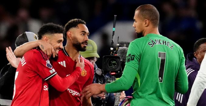 Robert Sanchez (6.3/10 điểm): Không có lỗi trong bàn thua và có pha cứu thua ấn tượng sau tình huống bóng đập người Fofana đổi hướng.

Malo Gusto (6.6/10): Một trong những cầu thủ hay nhất phía Chelsea, tích cực tranh chấp và tạo ra nhiều cơ hội tấn công.

Wesley Fofana (6.8/10): Chơi chắc chắn cho đến khi gặp vận đen vì đội nhà thủng lưới đúng lúc anh đang rời sân nhận chăm sóc y tế.

Jorrel Hato (6.2/10): Giữ bình tĩnh tốt dù phải nhận thẻ vàng sớm, có nhiều pha tắc bóng chính xác.

Marc Cucurella (6.6/10): Hoàn thành tốt nhiệm vụ phong tỏa Bryan Mbeumo và liên tục đe dọa khung thành đối phương bằng những tình huống dâng cao xâm nhập vòng cấm trong hiệp hai.

Moises Caicedo (6.5/10): Làm tốt vai trò đánh chặn và luân chuyển bóng nhưng không quá bùng nổ.

Enzo Fernandez (6.4/10): Trở lại đầy ấn tượng, là cầu thủ sáng tạo nhất trên sân nhưng các đồng đội không tận dụng được nỗ lực của anh.

Cole Palmer (6.4/10): Palmer không thể toả sáng như kỳ vọng. Không cú sút trúng đích, không tạo ra đột biến và hoàn toàn mất hút khi đội bóng cần anh nhất.

Estevao Willian (6/10): Rời sân quá sớm do chấn thương.

Liam Delap (6.2/10): Thi đấu năng nổ, kém may mắn với cú dứt điểm trúng xà ngang nhưng vẫn cho thấy khoảng cách trình độ ở các trận cầu lớn.

Pedro Neto (6.5/10): Chơi nhiệt huyết nhưng thiếu hiệu quả trong các pha xử lý cuối cùng.

Chấm điểm các cầu thủ 2 đội. Ảnh: BongDa.com.vn.