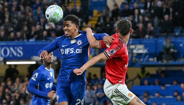 Wesley Fofana (6.8/10): Chơi chắc chắn cho đến khi gặp vận đen vì đội nhà thủng lưới đúng lúc anh đang rời sân nhận chăm sóc y tế.

Jorrel Hato (6.2/10): Giữ bình tĩnh tốt dù phải nhận thẻ vàng sớm, có nhiều pha tắc bóng chính xác.

Marc Cucurella (6.6/10): Hoàn thành tốt nhiệm vụ phong tỏa Bryan Mbeumo và liên tục đe dọa khung thành đối phương bằng những tình huống dâng cao xâm nhập vòng cấm trong hiệp hai.

Moises Caicedo (6.5/10): Làm tốt vai trò đánh chặn và luân chuyển bóng nhưng không quá bùng nổ.

Enzo Fernandez (6.4/10): Trở lại đầy ấn tượng, là cầu thủ sáng tạo nhất trên sân nhưng các đồng đội không tận dụng được nỗ lực của anh.

Cole Palmer (6.4/10): Palmer không thể toả sáng như kỳ vọng. Không cú sút trúng đích, không tạo ra đột biến và hoàn toàn mất hút khi đội bóng cần anh nhất.

Estevao Willian (6/10): Rời sân quá sớm do chấn thương.

Liam Delap (6.2/10): Thi đấu năng nổ, kém may mắn với cú dứt điểm trúng xà ngang nhưng vẫn cho thấy khoảng cách trình độ ở các trận cầu lớn.

Pedro Neto (6.5/10): Chơi nhiệt huyết nhưng thiếu hiệu quả trong các pha xử lý cuối cùng.

Chấm điểm các cầu thủ 2 đội. Ảnh: BongDa.com.vn.