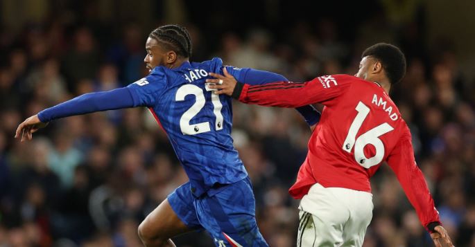 Jorrel Hato (6.2/10): Giữ bình tĩnh tốt dù phải nhận thẻ vàng sớm, có nhiều pha tắc bóng chính xác.

Marc Cucurella (6.6/10): Hoàn thành tốt nhiệm vụ phong tỏa Bryan Mbeumo và liên tục đe dọa khung thành đối phương bằng những tình huống dâng cao xâm nhập vòng cấm trong hiệp hai.

Moises Caicedo (6.5/10): Làm tốt vai trò đánh chặn và luân chuyển bóng nhưng không quá bùng nổ.

Enzo Fernandez (6.4/10): Trở lại đầy ấn tượng, là cầu thủ sáng tạo nhất trên sân nhưng các đồng đội không tận dụng được nỗ lực của anh.

Cole Palmer (6.4/10): Palmer không thể toả sáng như kỳ vọng. Không cú sút trúng đích, không tạo ra đột biến và hoàn toàn mất hút khi đội bóng cần anh nhất.

Estevao Willian (6/10): Rời sân quá sớm do chấn thương.

Liam Delap (6.2/10): Thi đấu năng nổ, kém may mắn với cú dứt điểm trúng xà ngang nhưng vẫn cho thấy khoảng cách trình độ ở các trận cầu lớn.

Pedro Neto (6.5/10): Chơi nhiệt huyết nhưng thiếu hiệu quả trong các pha xử lý cuối cùng.

Chấm điểm các cầu thủ 2 đội. Ảnh: BongDa.com.vn.